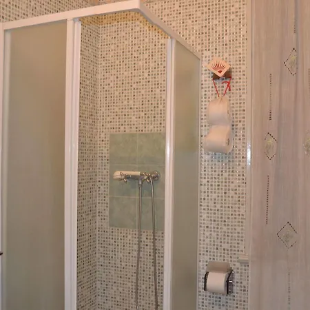 Lucky House Hotel 2*